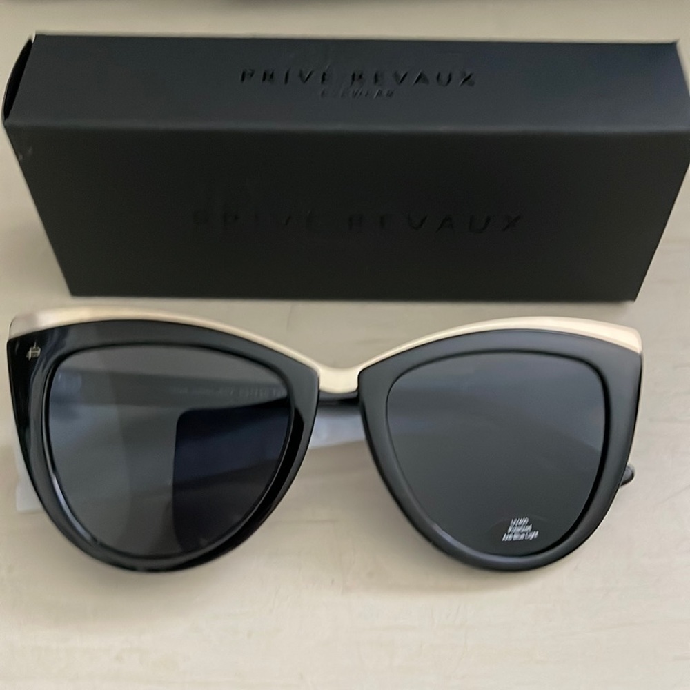 NWT Brand New The Juliet Black sunglasses from the Fab Fit Fun summer 2022 box